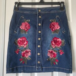 INC Women’s Denim Skirt Embroidered Floral Skirt Size 2.         A114